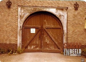 Nieuwestraat: Houten poortboog met snijwerk