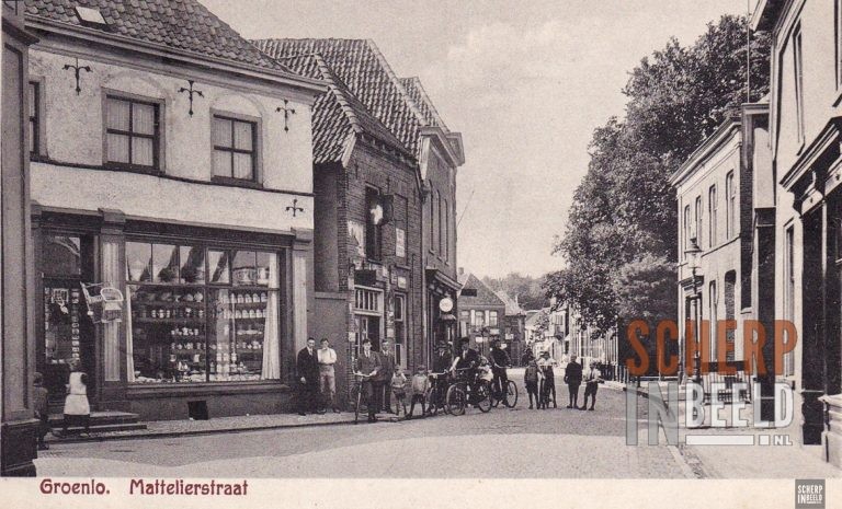Mattelierstraat: Een foto vanuit de Mattelierstraat richting Markt. Het pand links is de