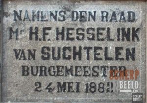 Zoekplaatjes uit Groenlo : Gevelsteen bij het stadsmuseum, van de oude Latijnse school.