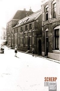 Notenboomstraat: We kijken richting Markt,op de achtergrond het gemeentehuis.