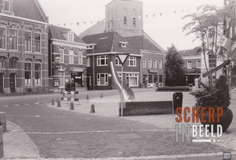 Heringerichte Markt met kunstwerk