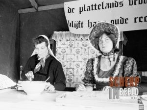 Groenlo 700 jaar Stad: Plattelandsvrouwen bakken knieperkes. Links Mevr, van der Meer.