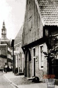 Notenboomstraat: Een kijkje in de Notenboomstraat van weleer.