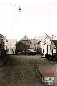 Barakkenplas: Als men links of rechts langs het huis van de fam Willemsen(midden)