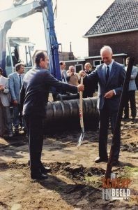 lichtenvoordseweg: Aanleg viaduct. Eerste spade in de grond met Burgemeester van Schaijck.