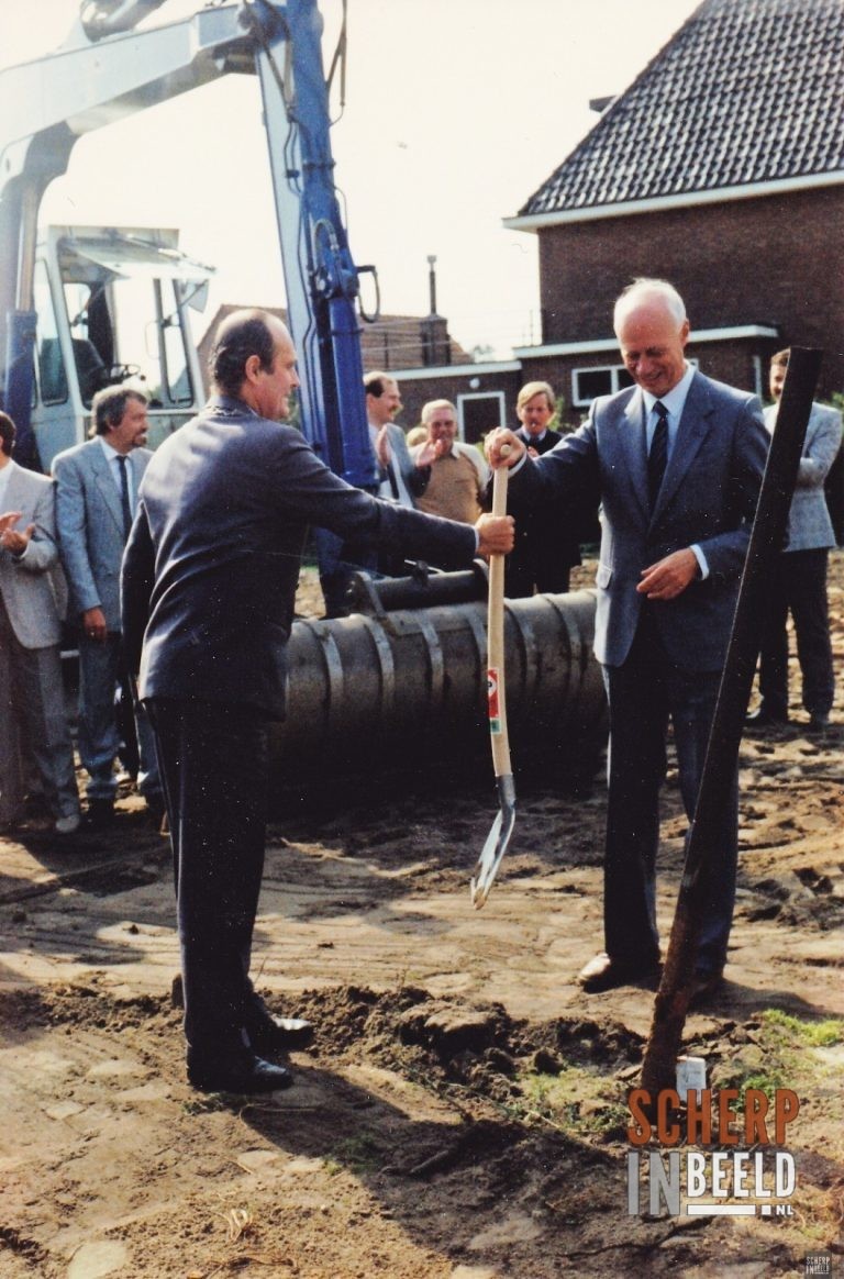 lichtenvoordseweg: Aanleg viaduct. Eerste spade in de grond met Burgemeester van Schaijck.
