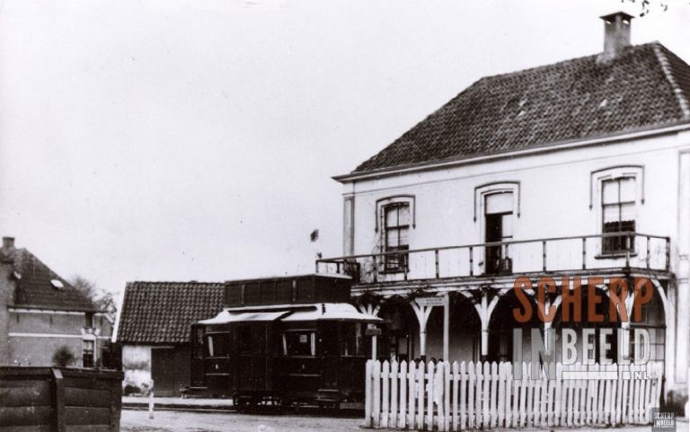 Groenlose Tram bij tramstation Voorstraat