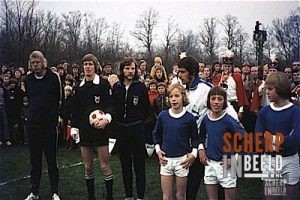 Tros Penalty Bokaal 1975: Scheidsrechter Koppelman en Jan Jongbloed.