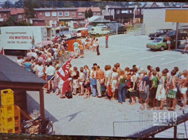 Wachtrij bij Kruidenierswinkel Wolterinck