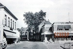 Beltrumsestraat: Links schoenhandel Jansen, op de hoek huishoud artikelenwinkel Leyzer