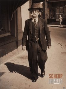 Diverse personen: Opa Sprenkeler. Deze foto is gemaakt tijdens een kermis.