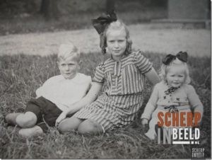 de kinderen van slager Harrie Luiken bij de Wilhelminabank, Jan, Reiny en Tineke.