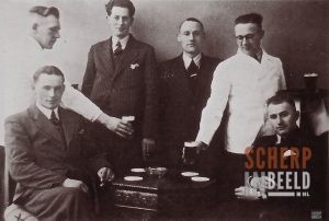 Diverse Personen: Gezelligheid onder het genot van een glas bier.