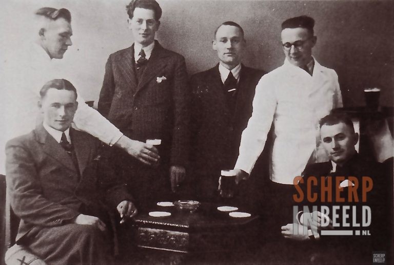 Diverse Personen: Gezelligheid onder het genot van een glas bier.