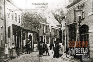 Lievelderstraat: Hier een gedeelte van de Lievelderstraat, waarop nog mooi de oude deur te