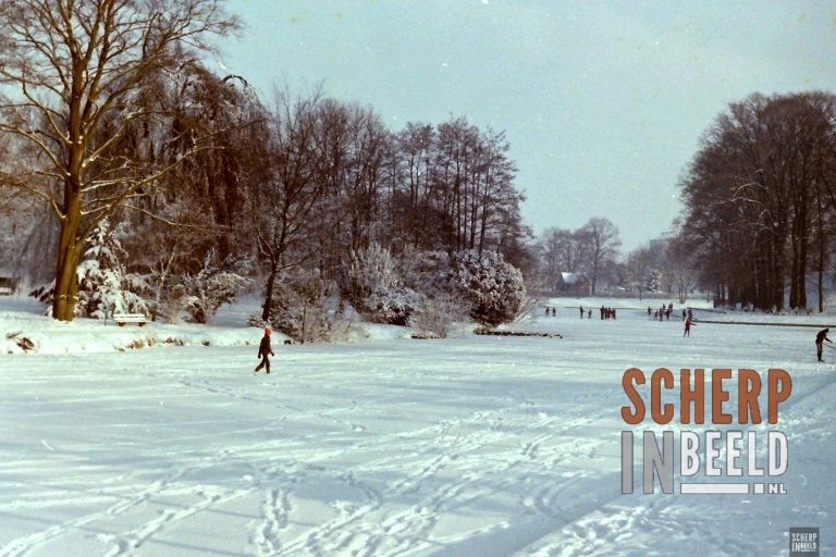 Winter in Groenlo: Een sfeervolle opname van ijspret op