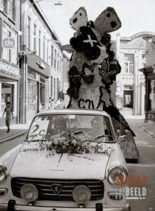 Bloemencorso’s: Wagen CJV (Christelijke Jongeren Vereniging).