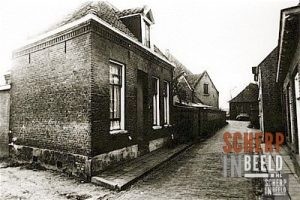 Molenweg: Hier kijken we vanaf de Lepelstraat de Molenweg in met links de woning