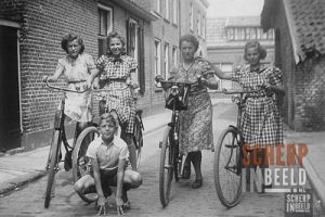 Vier dames met hun fiets in de Kloostersteeg