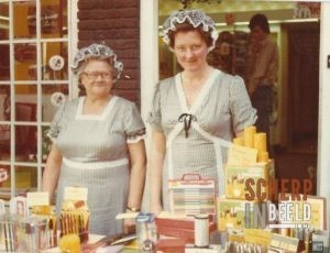 Groenlo 700 jaar stad: Dinie Rondeel met haar moeder Nette Rondeel-Wolthaar.