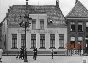 Markt : Nationale Bankvereniging, daarnaast Fischer tabak.