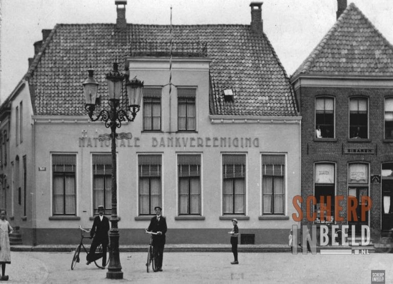 Markt : Nationale Bankvereniging, daarnaast Fischer tabak.