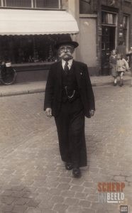 Diverse personen: Dorus Sprenkeler op weg naar de kermis.