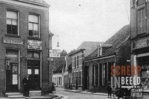 De Markt : Foto gemaakt vanaf De Markt richting Notenboostraat. Links A. H. Fischer tabak