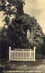 De Kloostertuin: Grot in de tuin.Pensionaat St. Jozef. Bron: Stadsmuseum Groenlo.