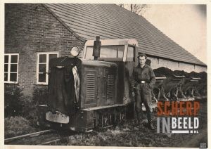 Steenfabriek: Machinist Harry Stoteler bij zijn leemtram