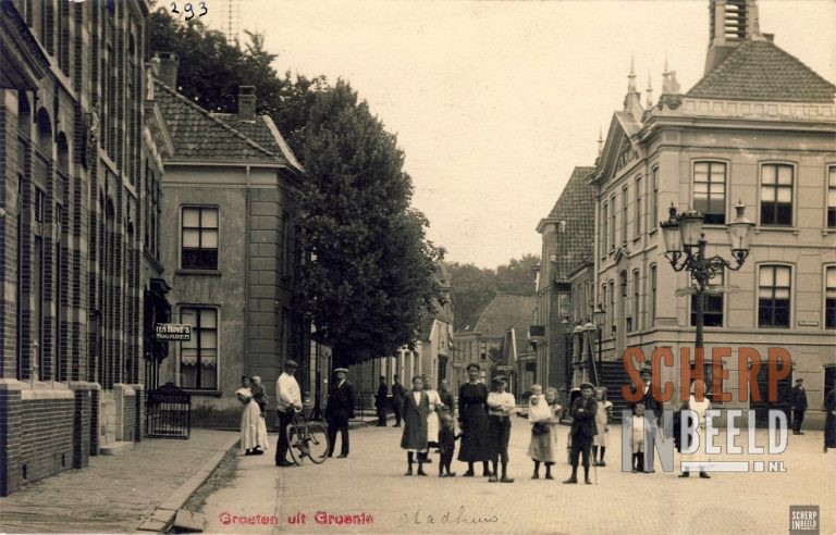 Markt met postkantoor en stadhuis