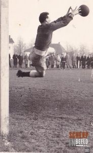 Keeper van sv Grol in actie