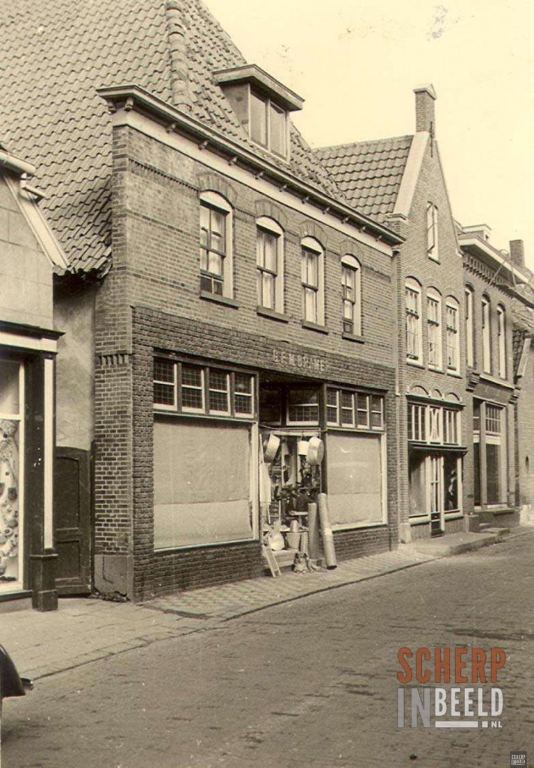 Kevelderstraat met winkel Bramer