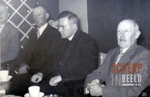 Diverse personen: Afscheid Kapelaan Willems. Links J. Baack, rechts G.Porskamp.