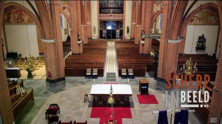 R.K. Calixtuskerk: Dronefoto van het interieur van de Calixtusbasiliek.