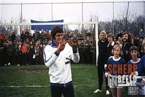 Tros Peanalty Bokaal 1975: Jan Jongbloed oud keeper van het Nederlands Elftal krijgt
