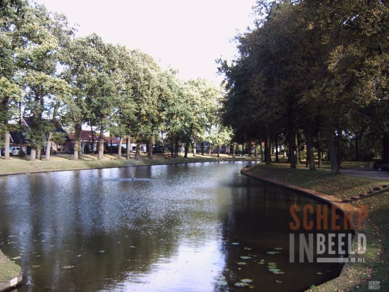 Grachtgezicht: Uitzicht vanaf de brug aan de Eibergseweg.