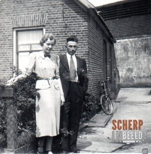 Diverse personen: Toos en Gerrit Groot Bruinderink bij de steenfabriek waar Gerrit woonde.