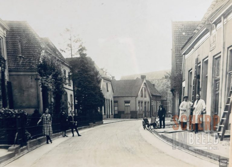 Notenboomstraat Uiterst rechts op de foto Bernard Abbink (wonende in den Angang)