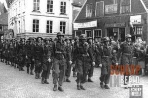 De Markt : Defilé reserve marechaussee op de Markt in Groenlo