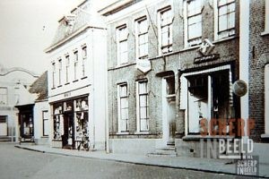 Beltrumsestraat: Rechts fotozaak Hubers.Rechts achter slijterij Theo Verheijen,