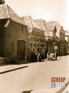 Lievelderstraat: Stadsboerderij Wildenborg met zijn werktuigen op straat,