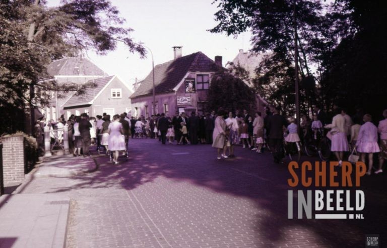 Optocht Diversen: Optocht aan de Beltrumsestraat – ca. 1966