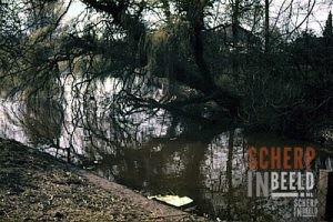 Ruurloseweg: Stadsgracht bij Zalencentrum Meijer, vanaf de brug gezien.