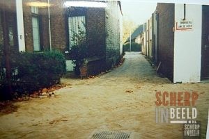 Beltrumsestraat: Steegje (de Walsteeg) tussen links de Polvertoren