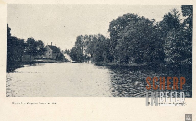 Grachtgezicht: Houtwal.