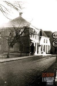 Mattelierstraat: Links het plein voor de Oude Calixtus kerk. Horlogerie Moorman,