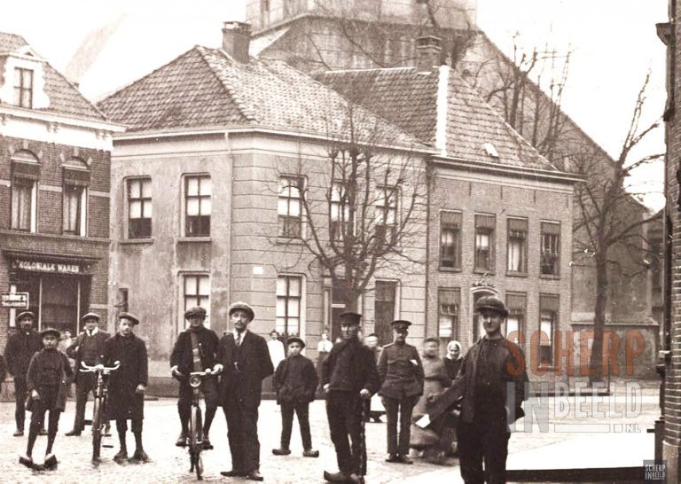 Markt in Groenlo met omstanders