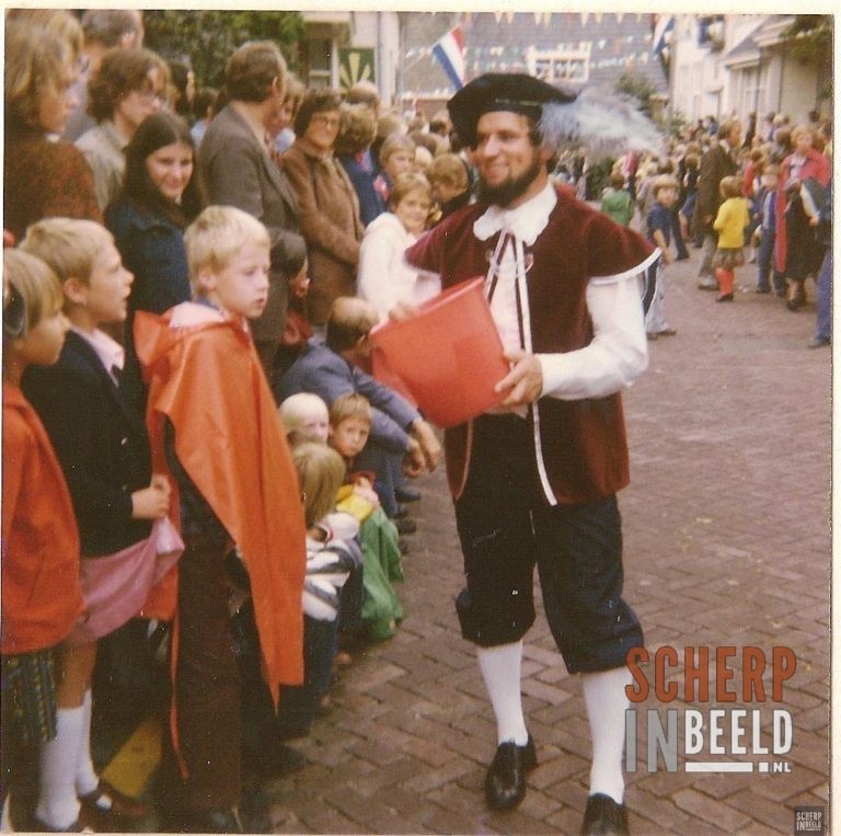 Groenlo 700 jaar Stad: Beredruk in de Notenboomstraat tijdens het corso van Grol 700.