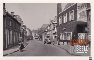 Mattelierstraat: Asta Theater en bij de auto de VIVO winkel van Wisseborn.